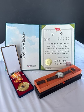 정민주 하사 상장 및 부상 사진.jpg